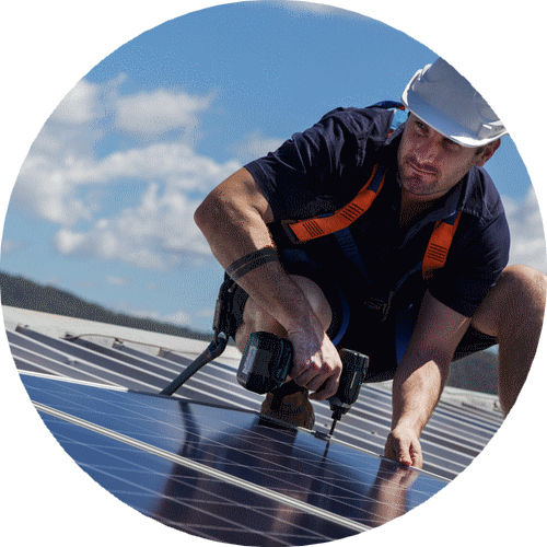 Ouvrier en train de travailler sur un panneau photovoltaïque